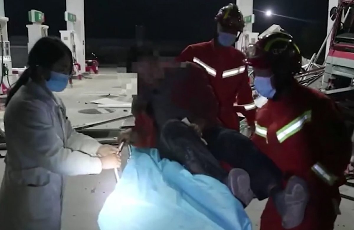 Truck driver crashed into gas station in China #5