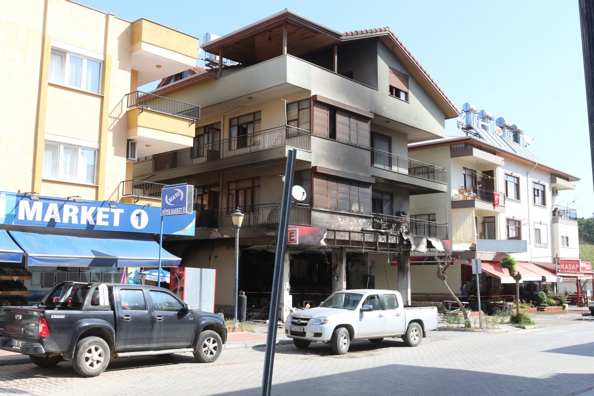 Antalya’da eczane yangında küle döndü