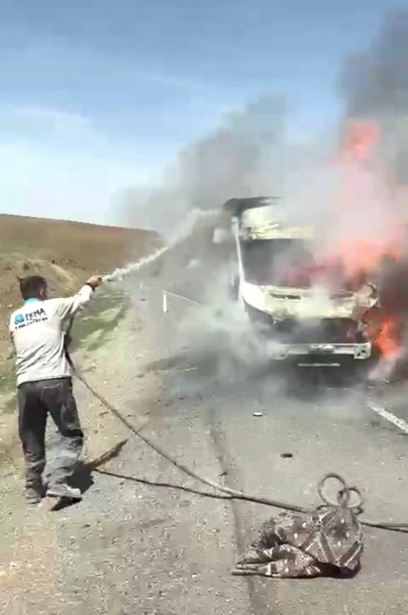 Niğde’de seyir halindeki kamyonet alev alev yandı