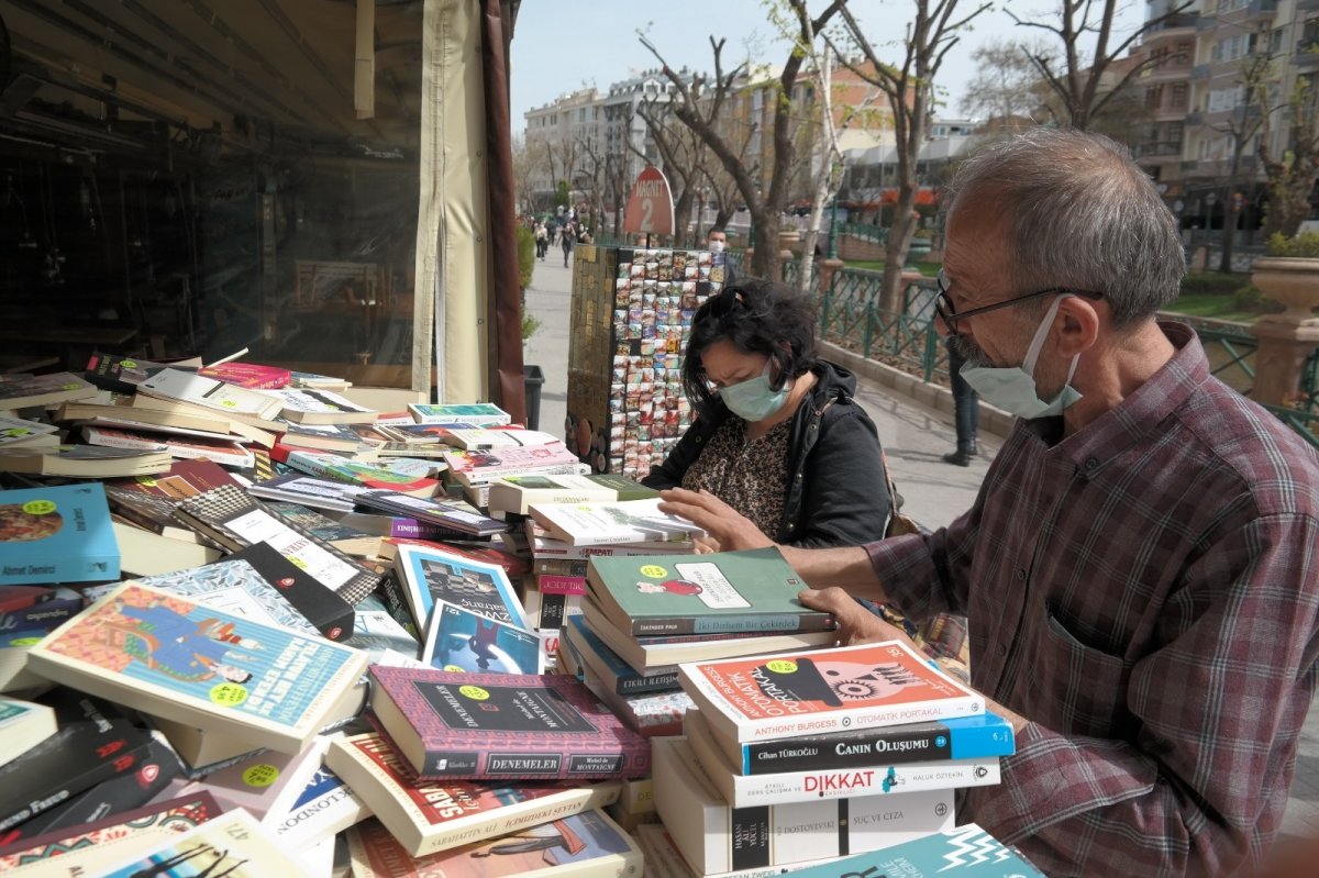 Eve kapananlar kitaba akın etti