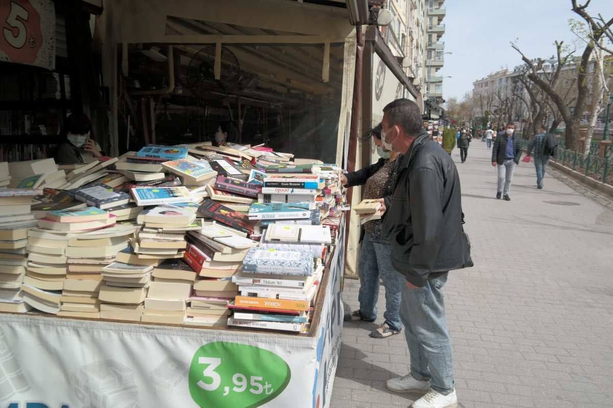 Eve kapananlar kitaba akın etti