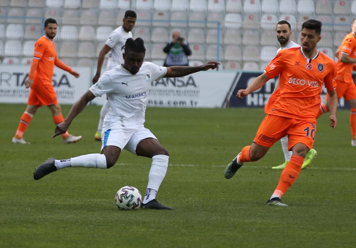 Başakşehir, deplasmanda BB Erzurumspor'u 2 golle mağlup etti