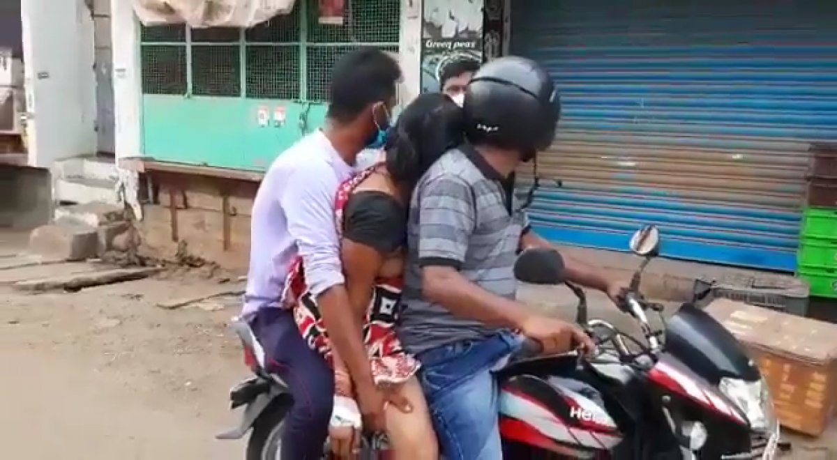 In India, they carried the lifeless body of their mother on a motorcycle #3