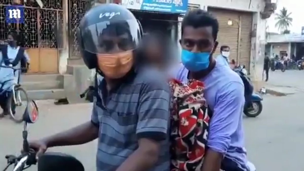 They carried the lifeless body of their mother on a motorcycle in India #2
