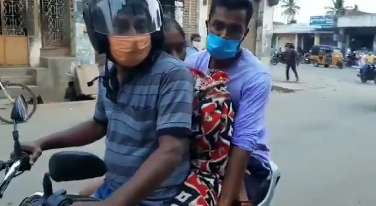 They carried the lifeless body of their mother on a motorcycle in India #1
