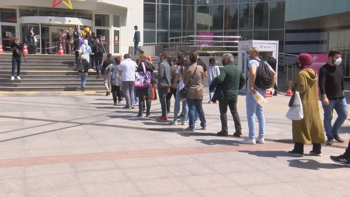 İstanbul'da tam kapanma öncesi 'AVM yoğunluğu'