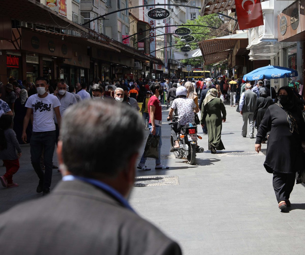 Gaziantep'te kapanma öncesi çarşılar doldu