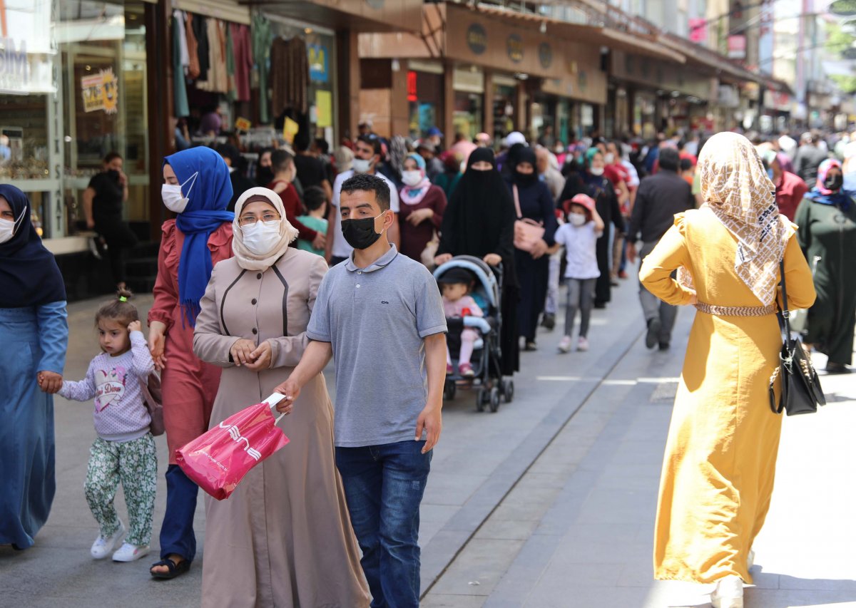 Gaziantep'te kapanma öncesi çarşılar doldu