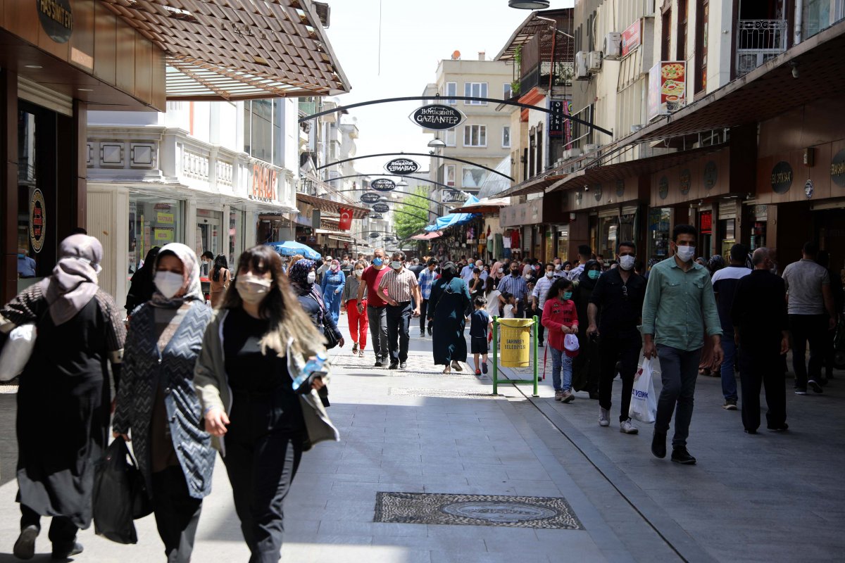 Gaziantep'te kapanma öncesi çarşılar doldu