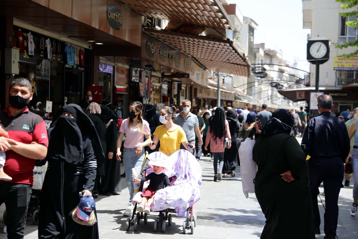 Gaziantep'te kapanma öncesi çarşılar doldu