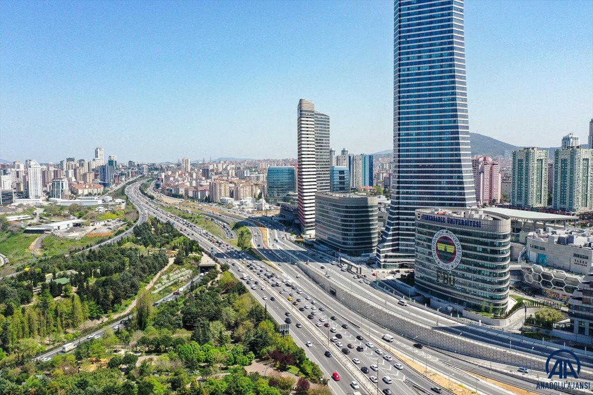 İstanbul'da kapanma öncesi 'göç' devam ediyor: Araç kuyrukları oluştu