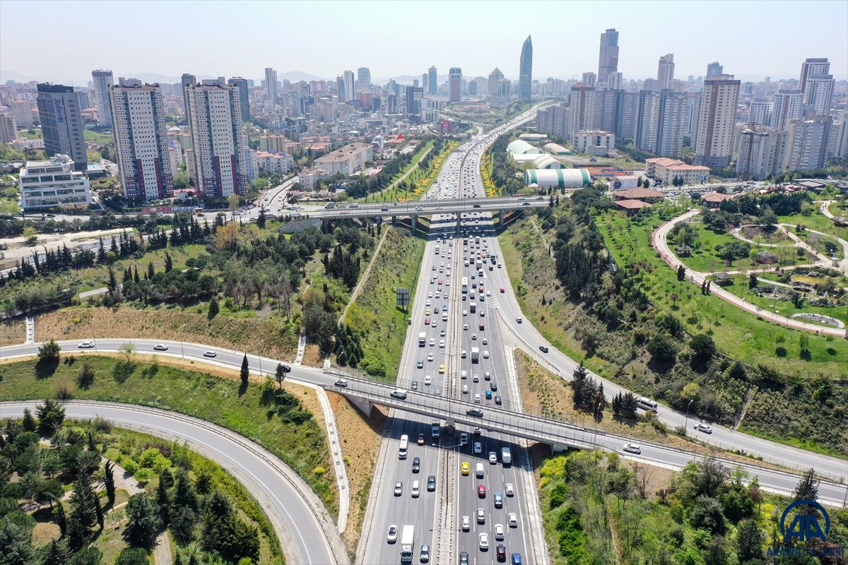 İstanbul'da kapanma öncesi 'göç' devam ediyor: Araç kuyrukları oluştu