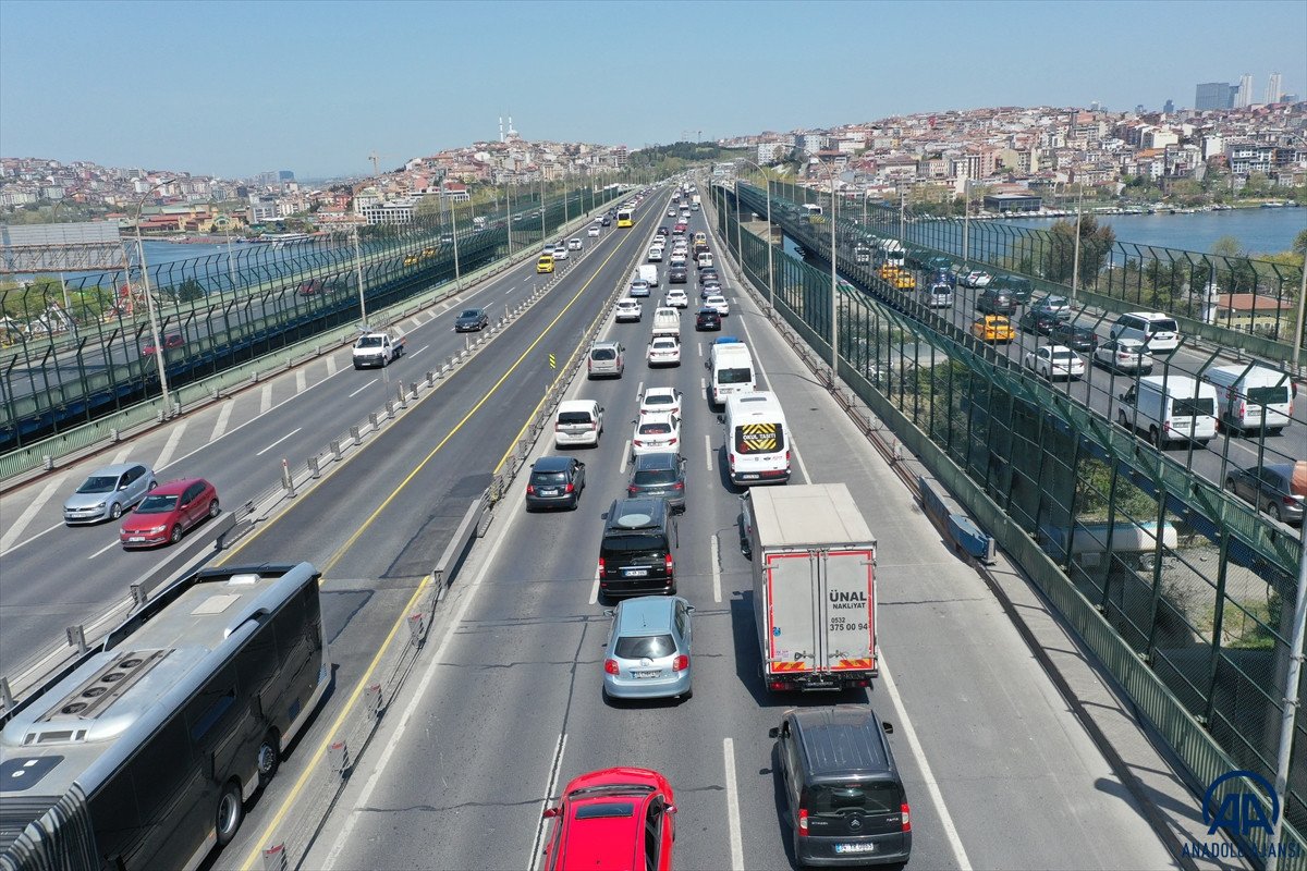 İstanbul'da kapanma öncesi 'göç' devam ediyor: Araç kuyrukları oluştu