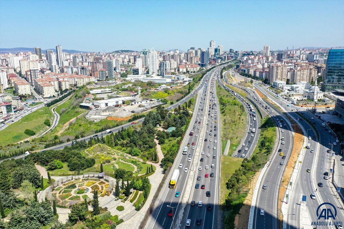 İstanbul'da kapanma öncesi 'göç' devam ediyor: Araç kuyrukları oluştu