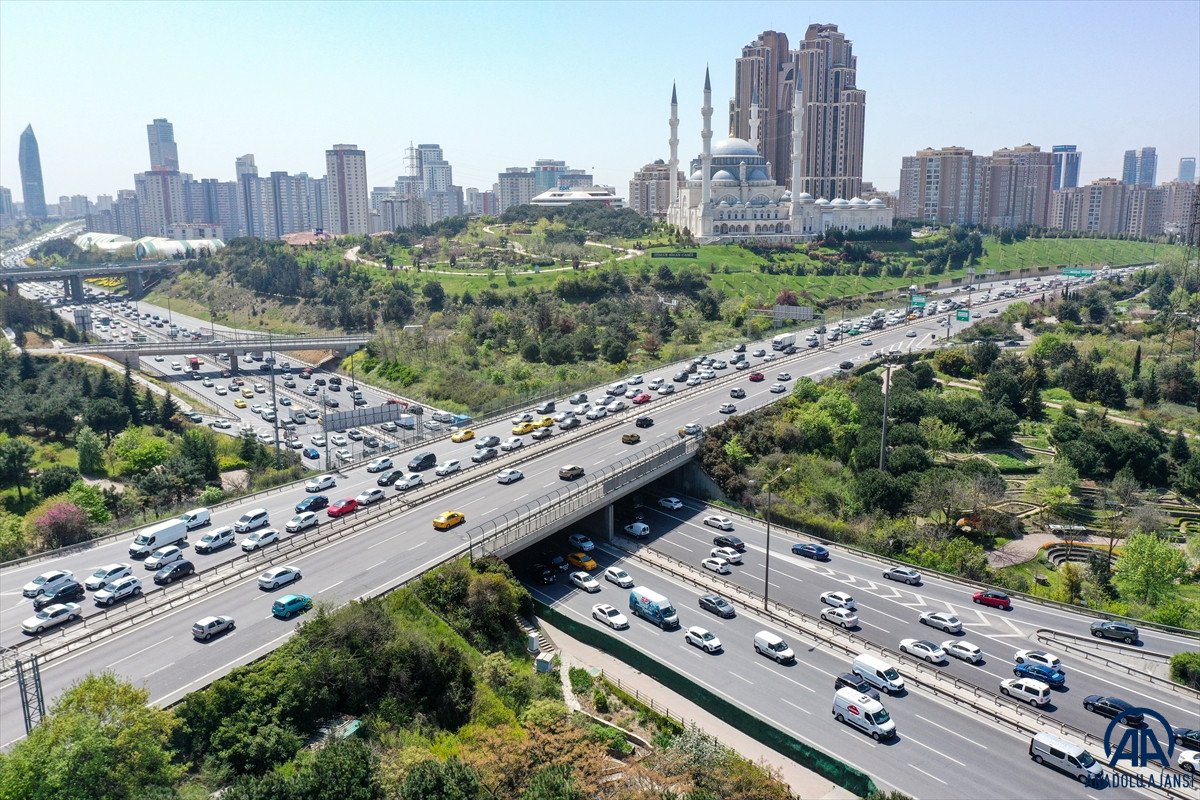 İstanbul'da kapanma öncesi 'göç' devam ediyor: Araç kuyrukları oluştu