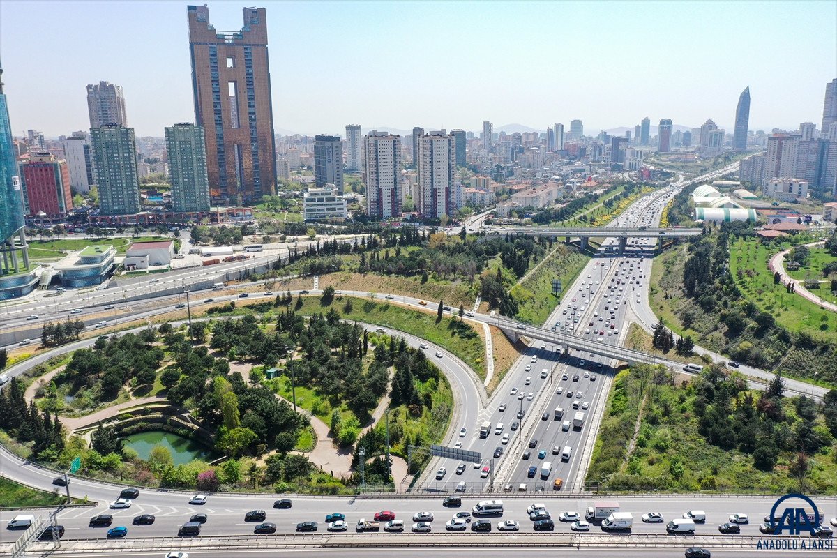 İstanbul'da kapanma öncesi 'göç' devam ediyor: Araç kuyrukları oluştu