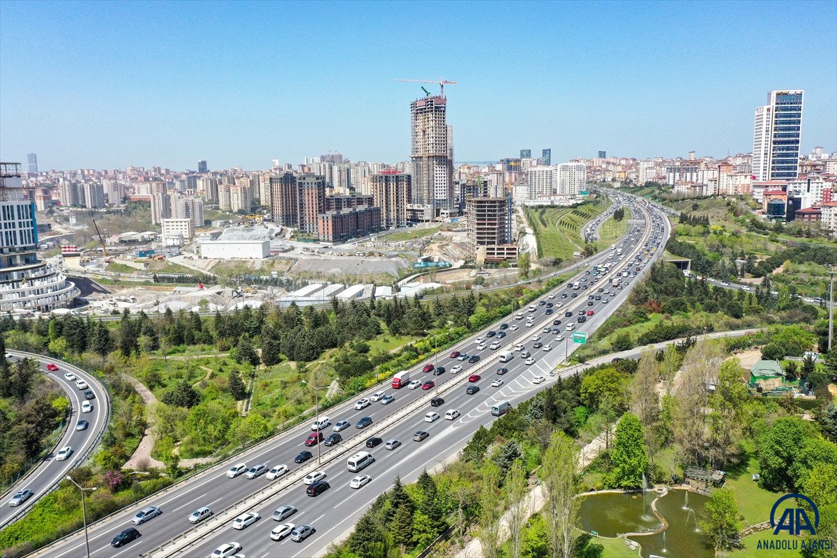 İstanbul'da kapanma öncesi 'göç' devam ediyor: Araç kuyrukları oluştu