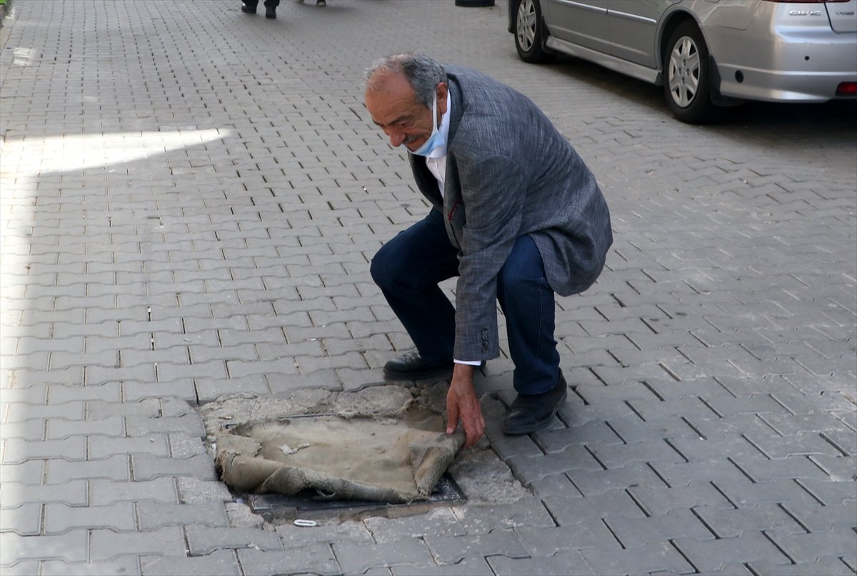 İzmir'de kanalizasyondan kötü koku yayılıyor