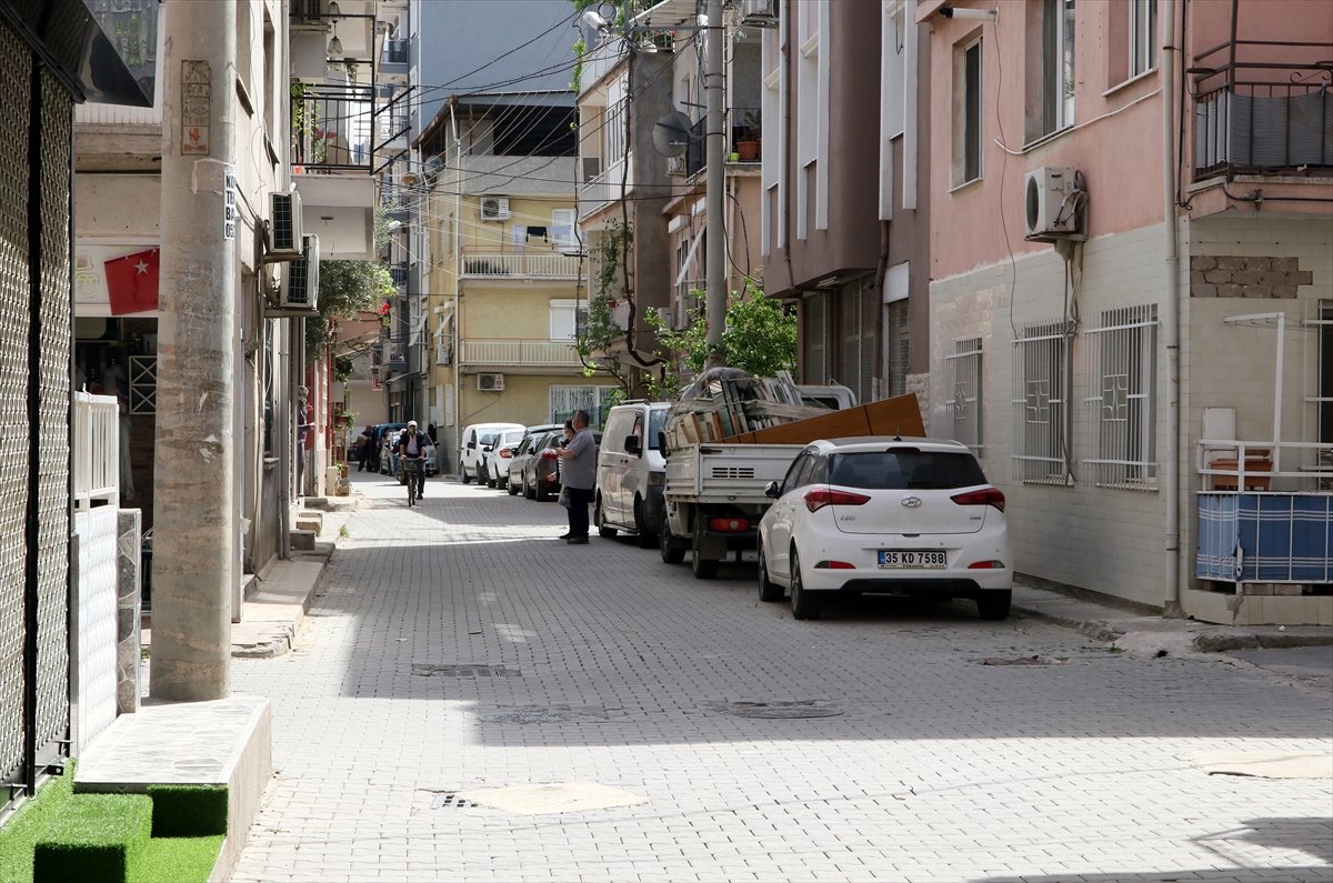 İzmir'de kanalizasyondan kötü koku yayılıyor