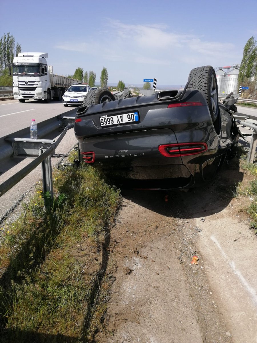 Çorum’da kontrolden çıkan otomobil refüje devrildi