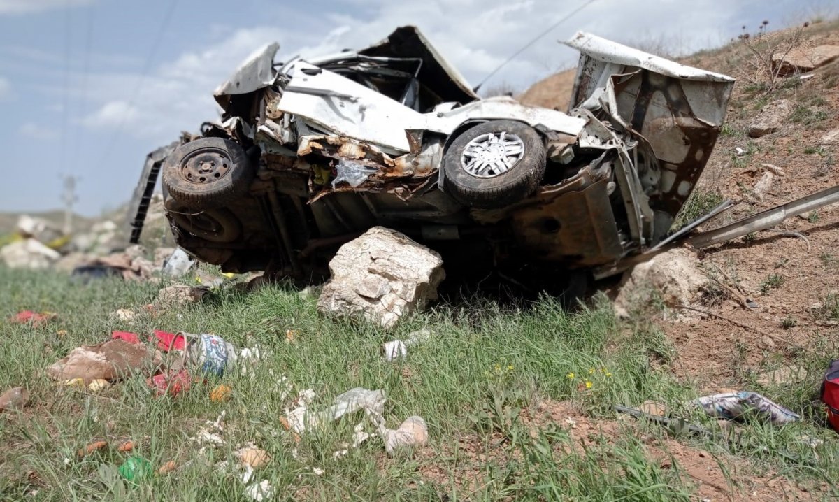 Çorum’da otomobil şarampole yuvarlandı