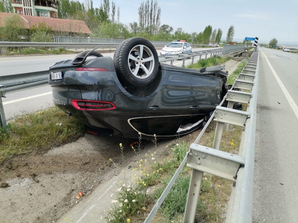 Çorum’da kontrolden çıkan otomobil refüje devrildi