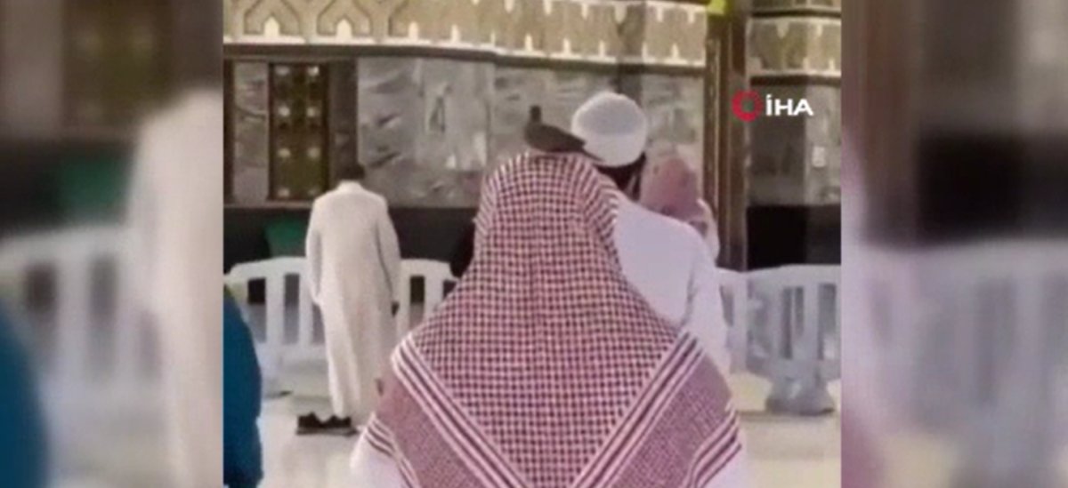 Kabe’de namaz kılan adamın başına güvecin kondu