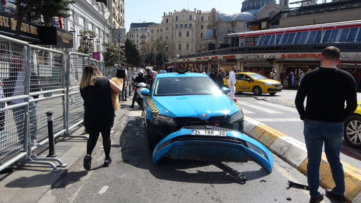 Taksim'de polisin bağladığı taksi çekiciden düştü