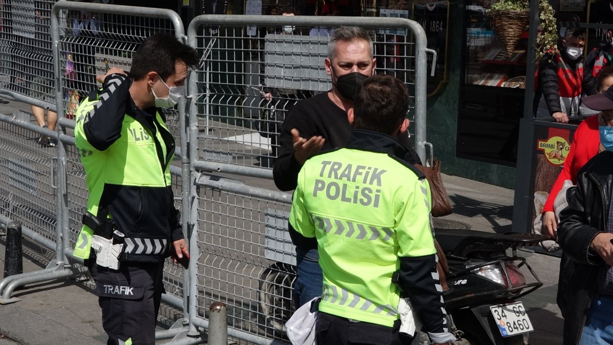 Taksim'de polisin bağladığı taksi çekiciden düştü