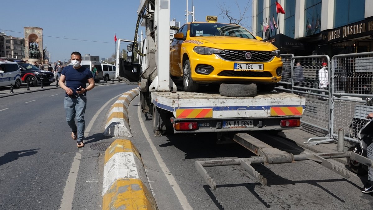 Taksim'de polisin bağladığı taksi çekiciden düştü