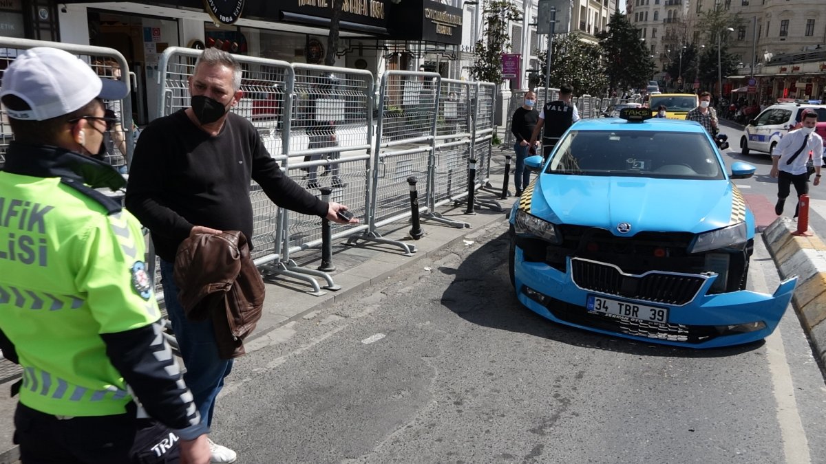 Taksim'de polisin bağladığı taksi çekiciden düştü