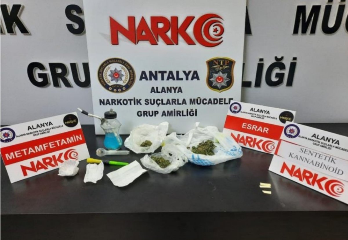 Antalya’da araçta uyuşturucu satan şahıs yakalandı