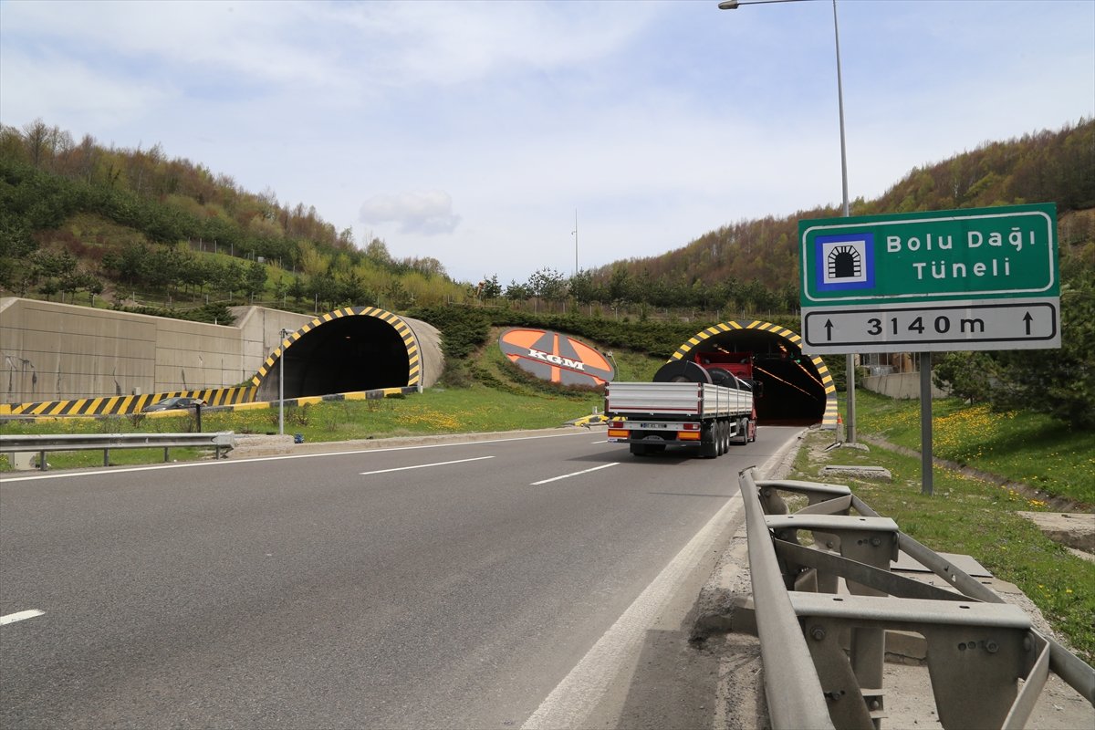 Bolu Dağı Tüneli'nden 2 günde 100 binden fazla araç geçti