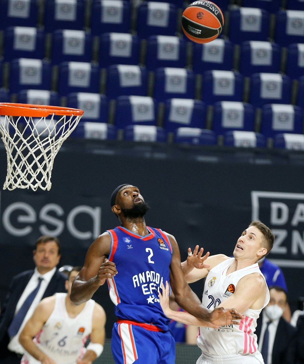 Anadolu Efes'i 82-76 yenen Real Madrid, seriyi 2-2'ye getirdi