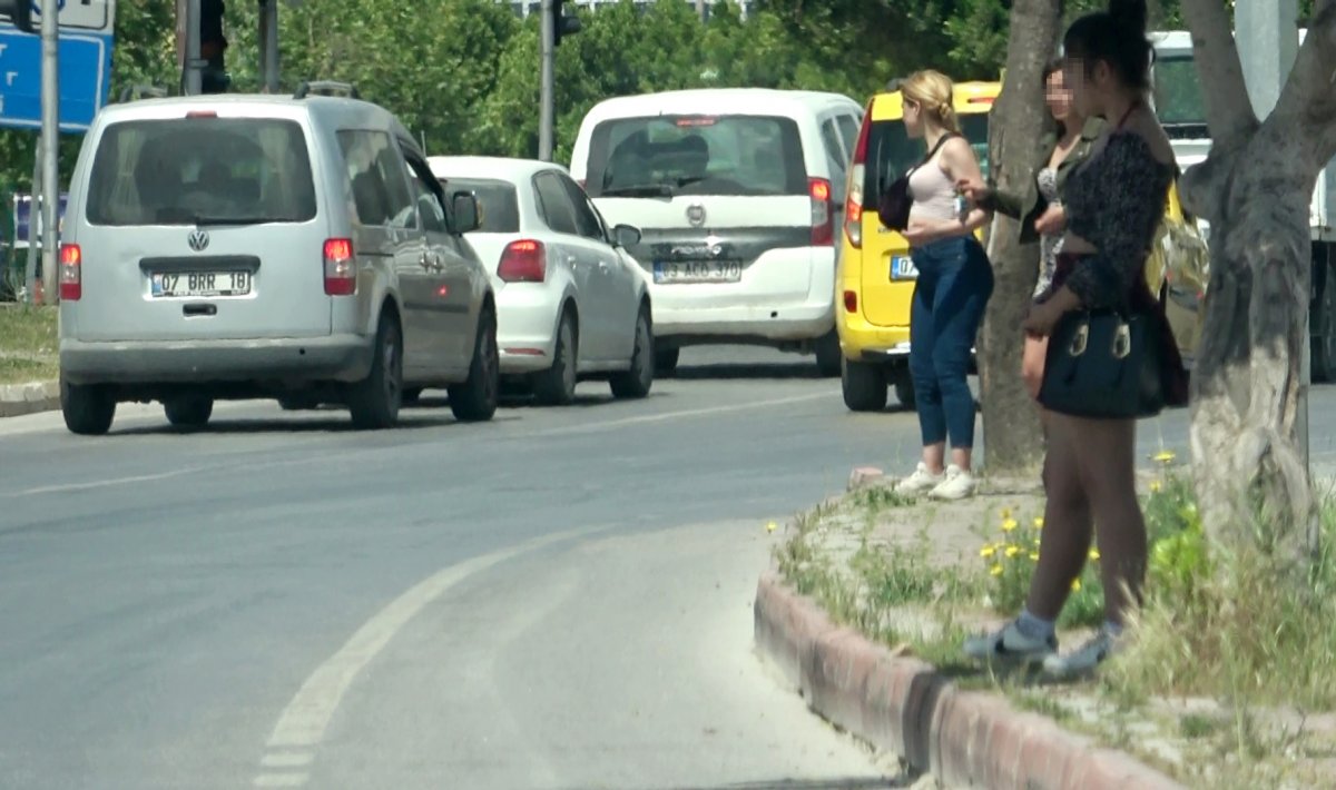 Antalya caddelerinde fuhuş pazarlığı