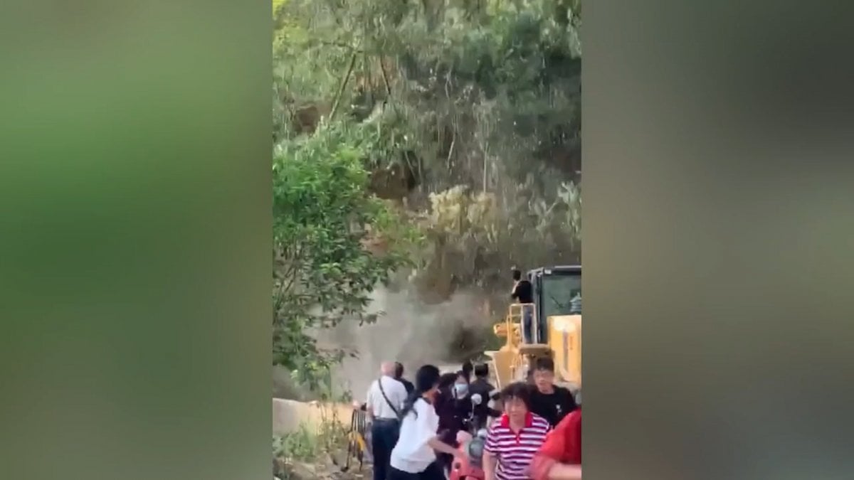 Tourist convoy in China survived the landslide in seconds #2