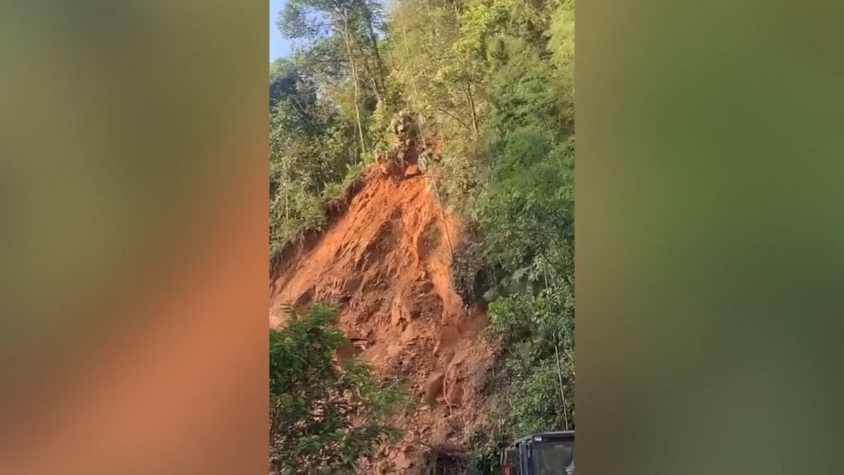 Tourist group in China survived the landslide in seconds #1