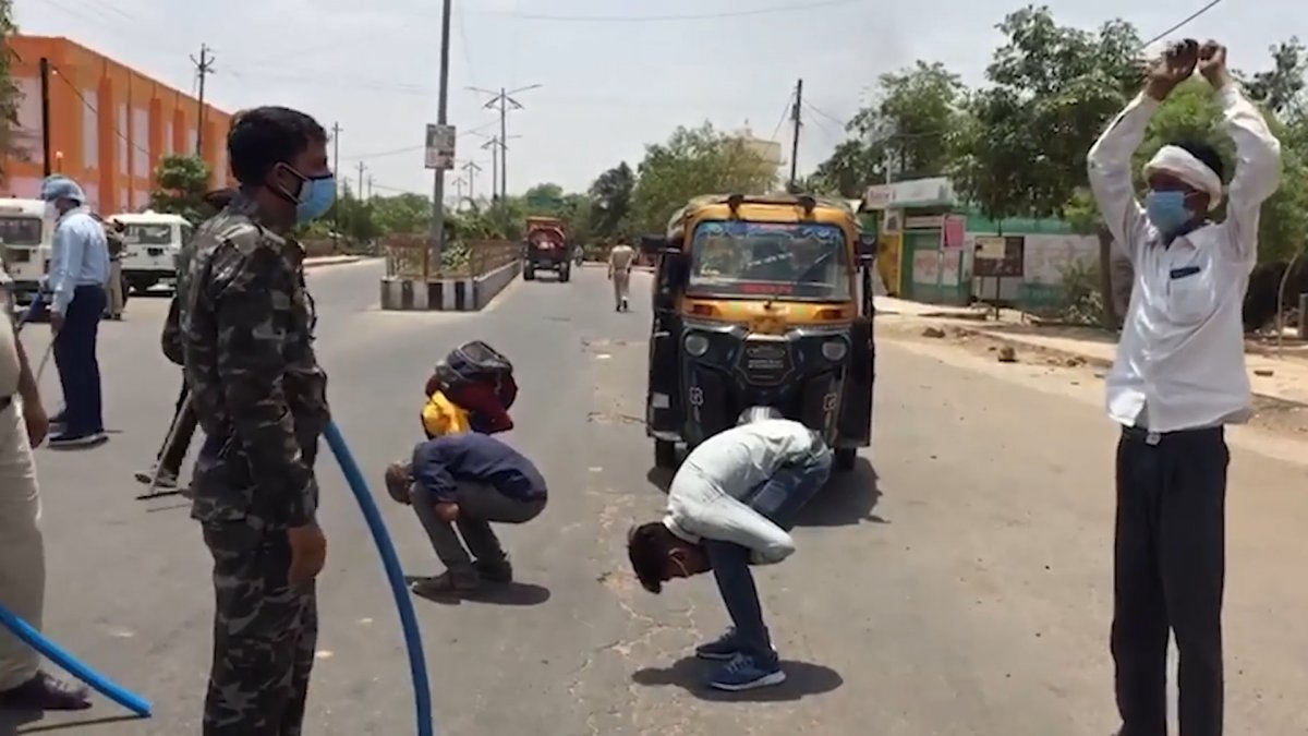 Hindistan'da polislerden sokağa çıkanlara ilginç cezalar devam ediyor