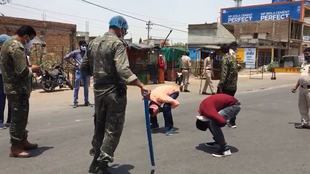 Hindistan'da polislerden sokağa çıkanlara ilginç cezalar devam ediyor