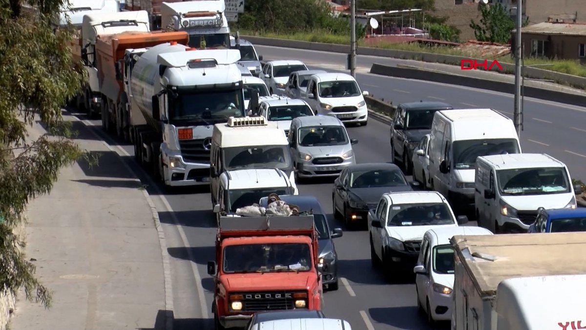 İzmir'de uzun araç kuyrukları oluştu