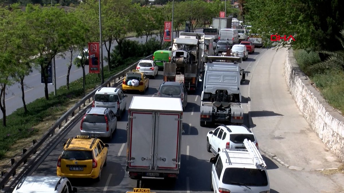 İzmir'de uzun araç kuyrukları oluştu