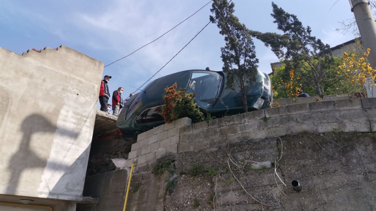 Zonguldak’ta duvara çarpıp, bahçeye düşmekten kurtuldu