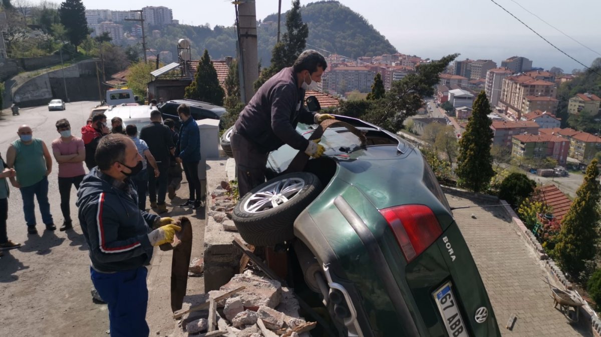 Zonguldak’ta duvara çarpıp, bahçeye düşmekten kurtuldu