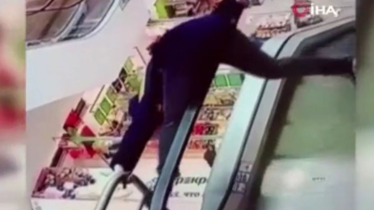 He tripped and fell on the escalator band in Russia