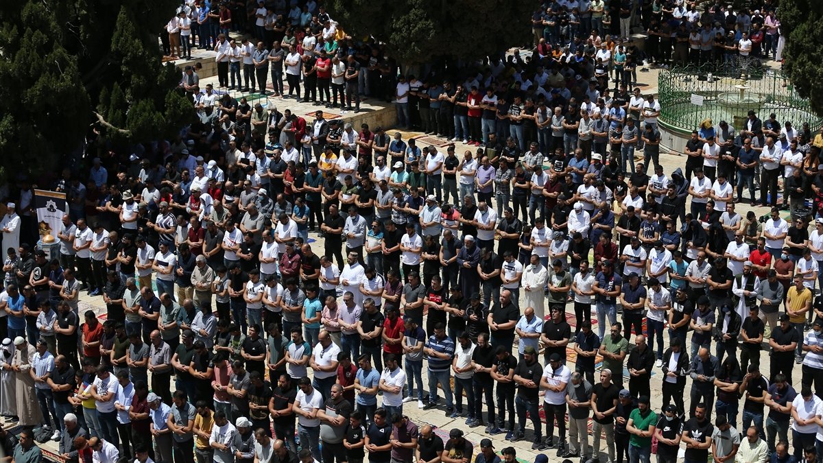Friday prayer attended by 60 thousand people in Masjid al-Aqsa