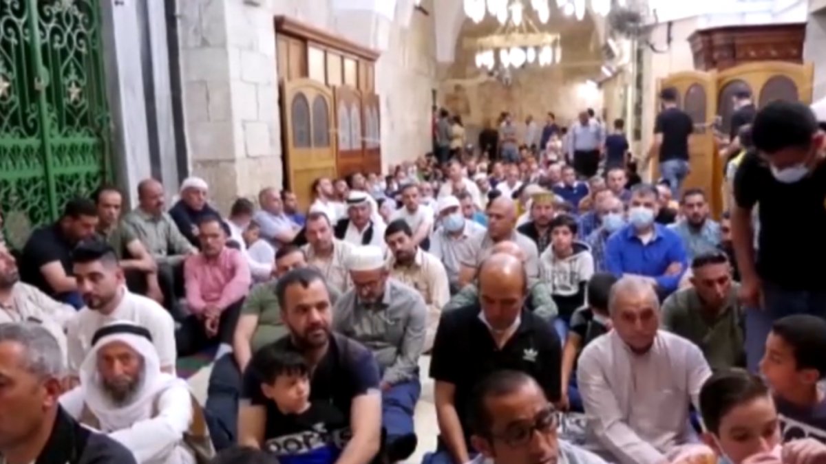 10 thousand Palestinians performed Friday prayers at the Harem-i Ibrahim Mosque in the West Bank