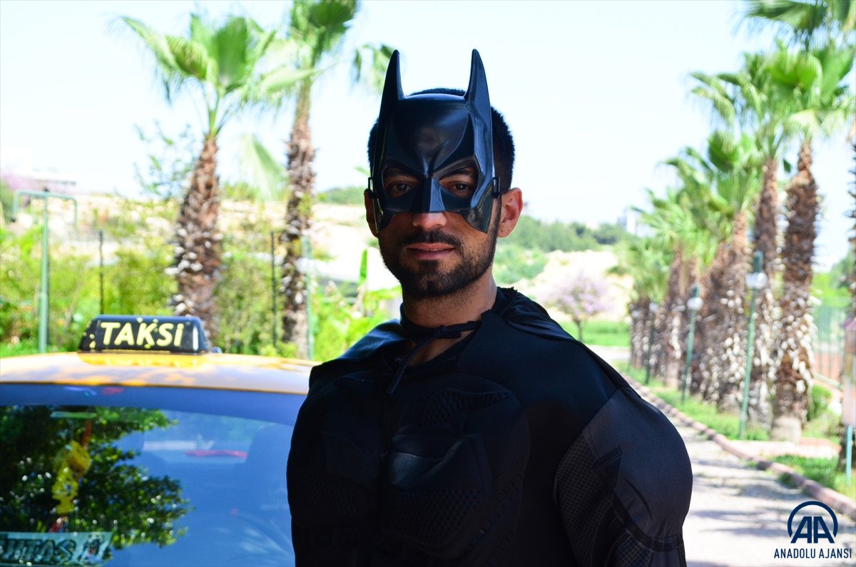 Mersin'de bir taksici Batman kostümüyle hizmet veriyor