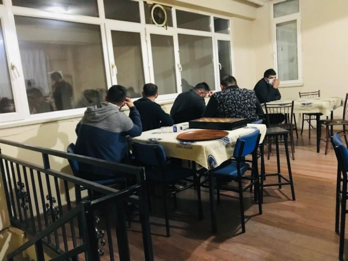 Bursa'da amatör spor kulübü lokalinde oyun oynayan 17 şahsa ceza