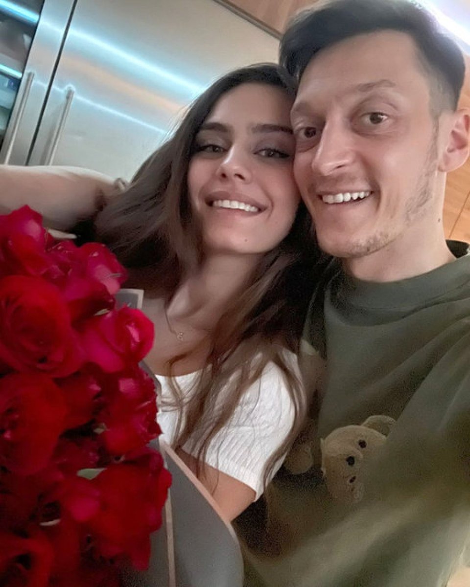 Mesut Özil, eşi Amine Gülşe'nin doğum gününü kutladı