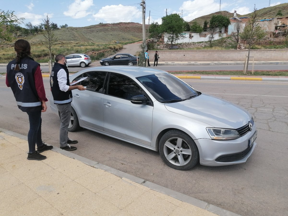 Aksaray'da kısıtlamayı ihlal etti, kendini araca kilitledi